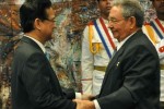 Cuban President Raul Castro Decorates Vietnamese Prime Minister 