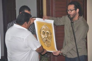 ICAP delegate in the territory, Raul Cardoso Cabrera (L), was presented with a poster-size image of Porto Rico leader Eugenio María de Hostos. (Photo: Vicente Brito)