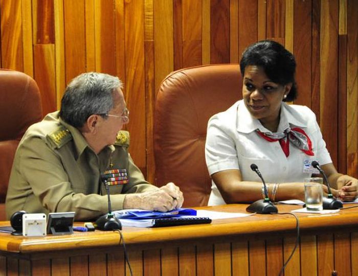 Army General Raúl Castro and Inés María Chapman, president of the National Institute of Hydraulic Resources. Photo: Estudio Revolución