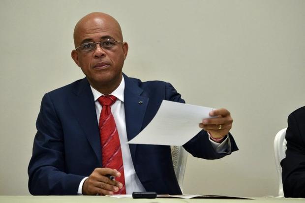 Michel Martelly when presenting the signed agreement installing a transitional government. Photo taken from www.digitaljournal.com