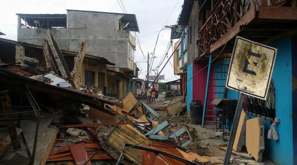 Death Toll Rises to 233 after Earthquake in Ecuador (Photo taken from www.elcomercio.com)