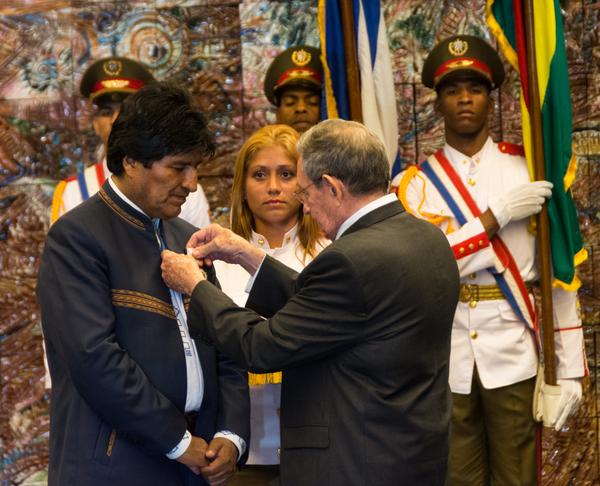 Raul Castro decorated Evo Morales with the Jose Marti Order (Photo: ACN) 