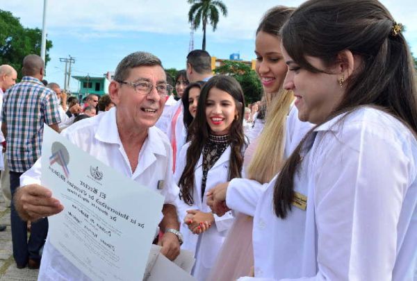 new doctors graduate in sancti spiritus