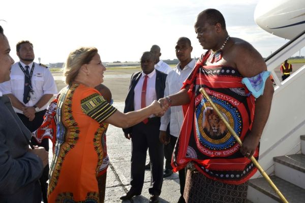 His Majesty Mswati III, King of Eswatini, shakes hands with Cuban Vice-Minister of Foreign Relations, Ana Teresita González Fraga.