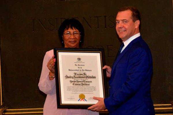 Miriam Nicado, rector of the University of Havana, when handing over the Honoris Causa Title to Russian Prime Minister Dmitri Medvedev