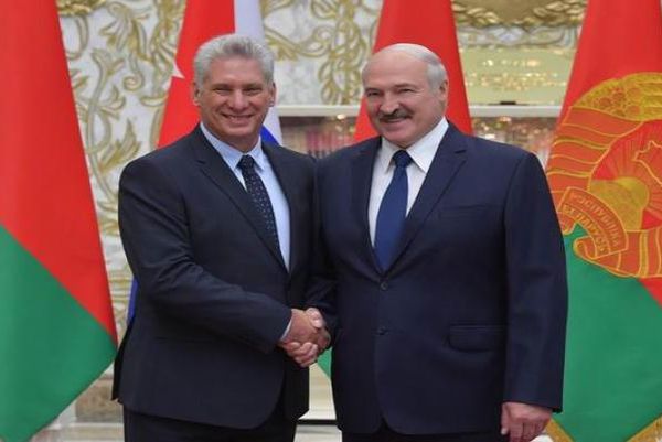 Cuba President Miguel Díaz-Canel (L) and his Belarusian counterpart Alexander Lukashenko. 