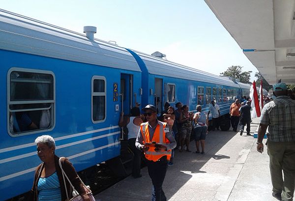 Passengers boarding a train on its way to Cuban eastern provinces.