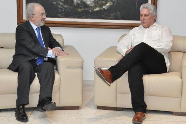 President Miguel Diaz-Canel (R) and Director of the Royal Spanish Academy Santiago Muñoz.