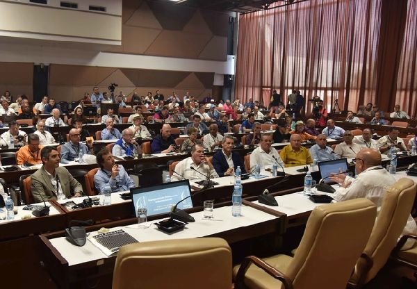 Cuban journalist Ciro Bianchi gave a master conference about the significance of tobacco in the island’s history. 