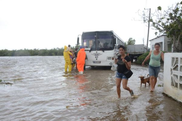 evacuation of people in tunas de zaza, sancti spiritus, cuba