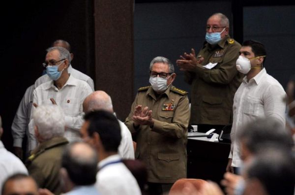 raul castro at the closing of cuba parliament fifth ordinary session