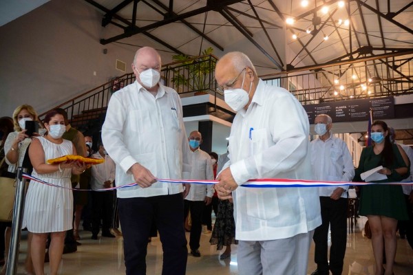 Cuban Minister of Foreign Trade and Foreign Investment Rodrigo Malmierca Diaz (L) and Deputy Prime Minister Ricardo Cabrisas during the ribbon cutting ceremony. (Photo: ACN). 