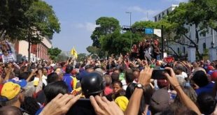 venezuela_miraflores_palace_people_gather_against_coup
