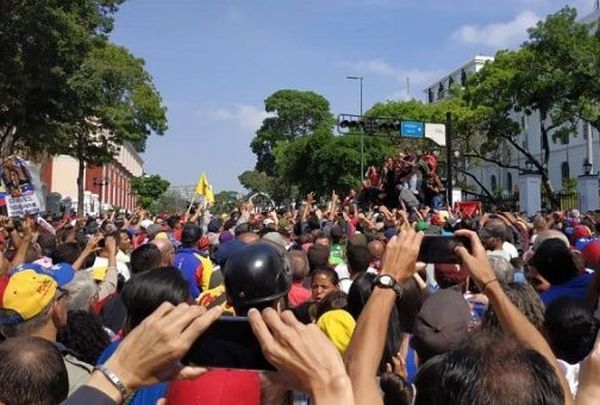 venezuela_miraflores_palace_people_gather_against_coup