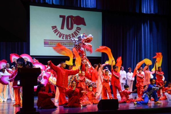 Participants in the gala celebrated in Havana to commemorate the 70th anniversary of the foundation of China