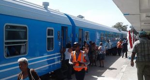 Passengers boarding a train on its way to Cuban eastern provinces.