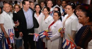 Doctor Jose Angel Portal Miranda with Cuban doctors upon arrival from Peru.