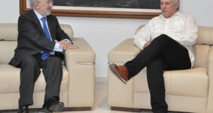 President Miguel Diaz-Canel (R) and Director of the Royal Spanish Academy Santiago Muñoz.