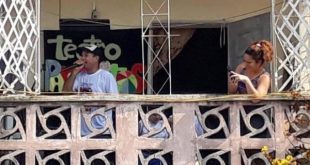 Parabajitos Theater Project performs for the residents of Los Olivos II district in Sancti Spiritus