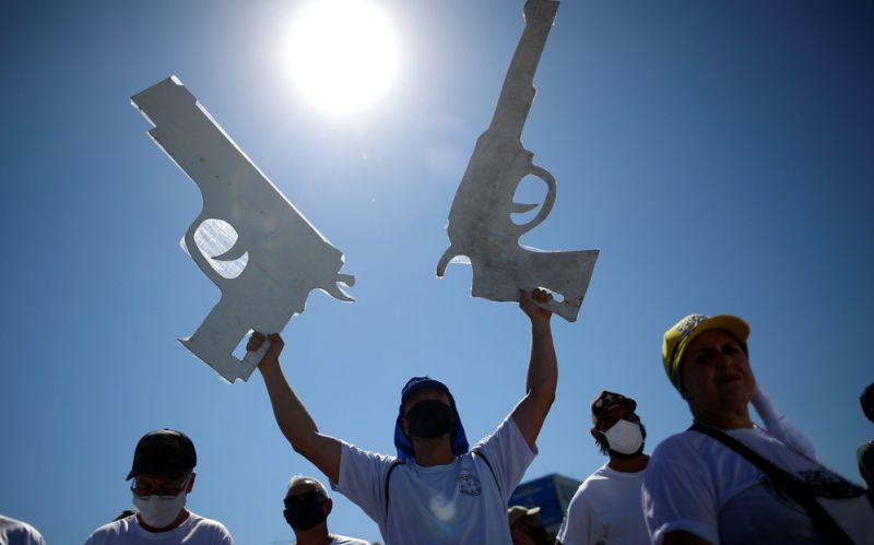 machine guns and pistols are symbols among Bolsonaro supporters