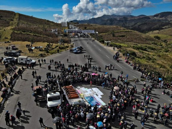 Vista aérea de siete ataúdes de las personas asesinadas en la comunidad de Chiquix, el 20 de diciembre de 2021. Foto: CARLOS ALONZO / AFP.