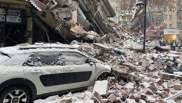 Türkiye Mobilizes After Earthquakes Kill Over 900